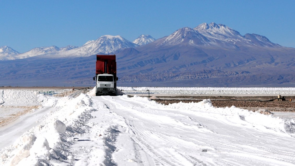 Equipo de Boric pidió al Gobierno postergar adjudicación de la licitación del litio