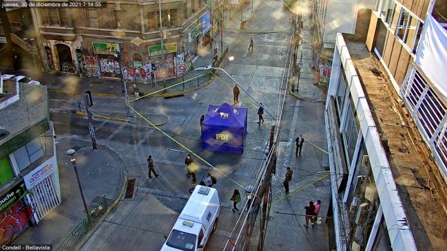 Valparaíso: Hombre fue baleado y auto que paró a ayudar chocó rumbo al hospital