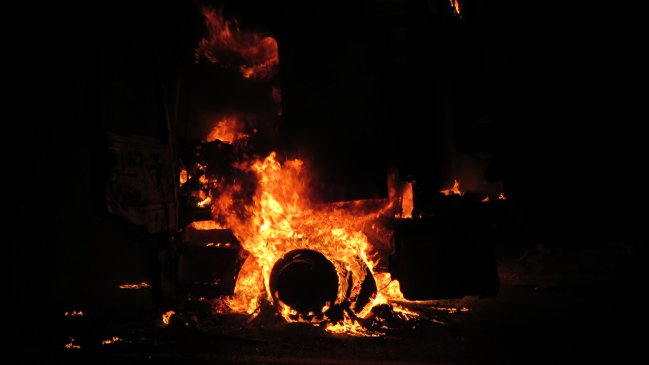 Ataque incendiario deja dos máquinas y un camión quemados en Toltén