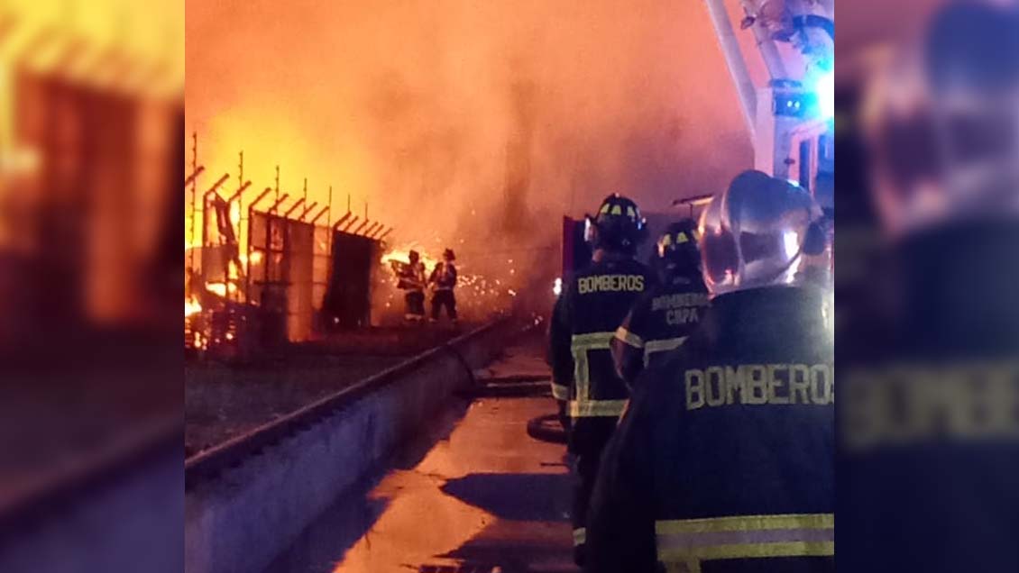 Bomberos controló incendio que afectó a bodegas en Colina