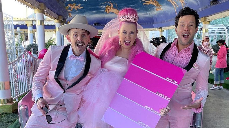 Mujer se casó con el color rosado: 