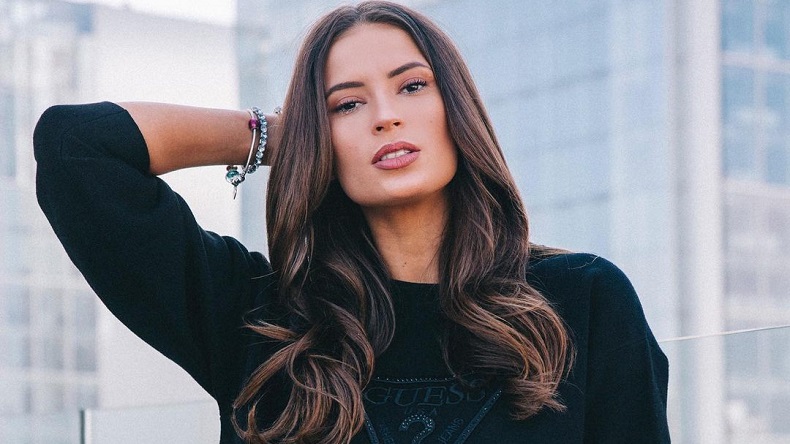 Julia Fernandes denunció graves hechos en hotel: Fue grabada desnuda y le robaron