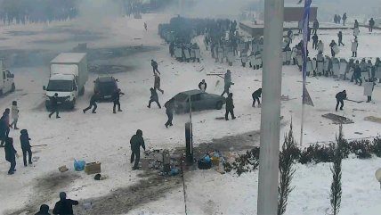   Conductor embistió a policías en medio de disturbios en Kazajistán 