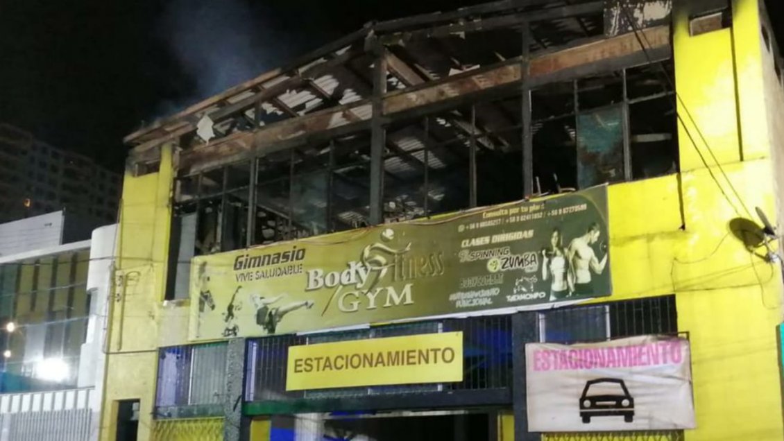 Incendio destruyó totalmente un gimnasio en Antofagasta