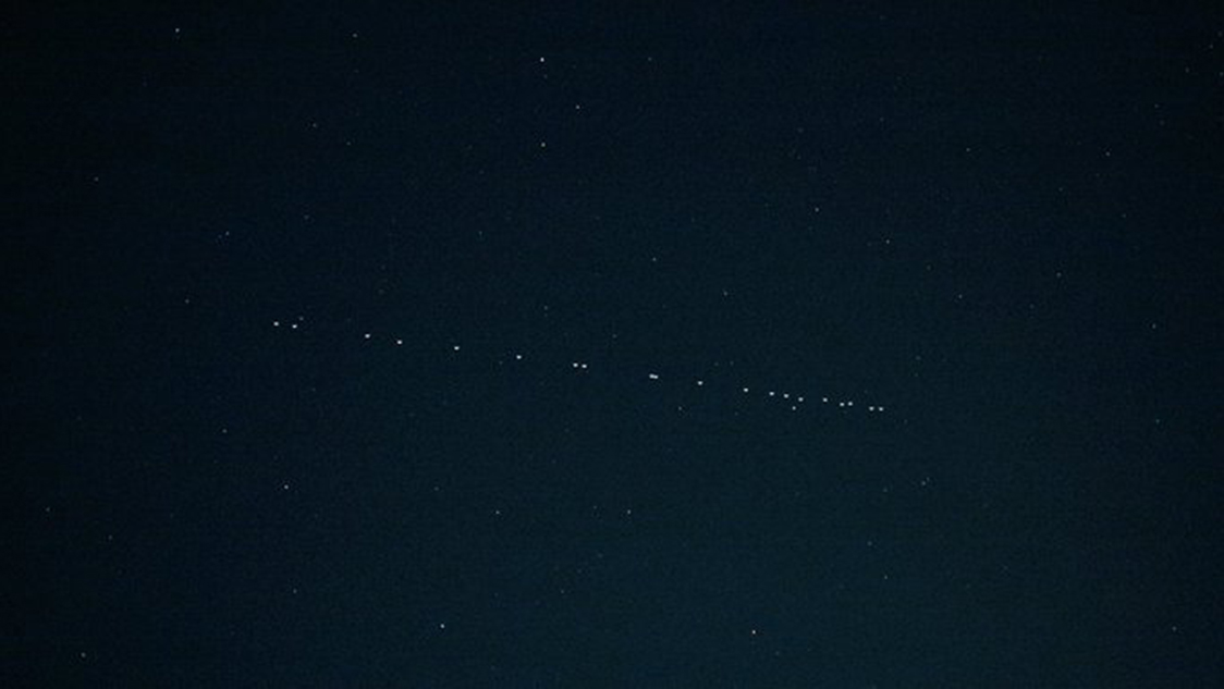 Muchos pensaron que eran ovnis: Satélites de Elon Musk se pasearon por el cielo nocturno de Chile