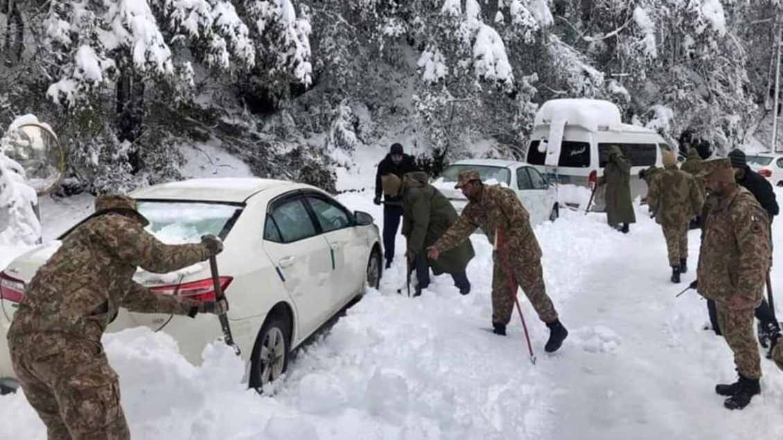 Una veintena de turistas varados en la nieve fallecieron en sus vehículos en Pakistán