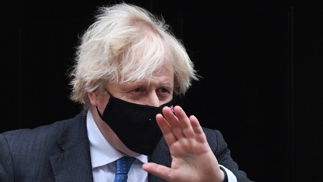 Boris Johnson afronta presiones para terminar restricciones por Covid-19