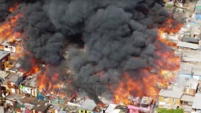 Cerca de 100 casas destruidas por incendio que afecta a toma en Iquique