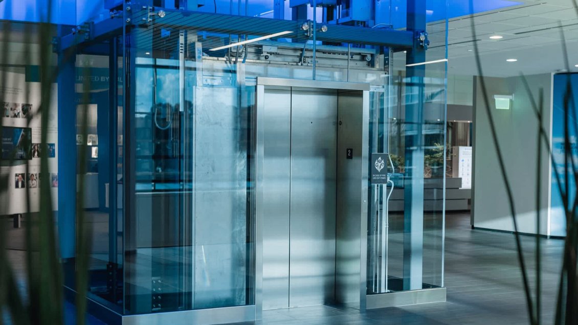 Formalizan a dos empleados de una empresa de ascensores por accidente en Ñuñoa