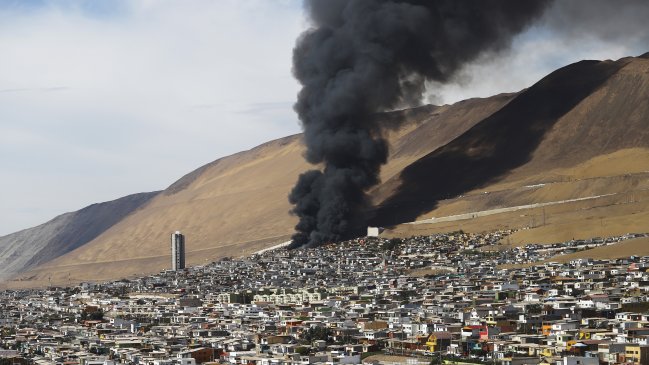 Más de 300 damnificados dejó el incendio en campamento en Iquique