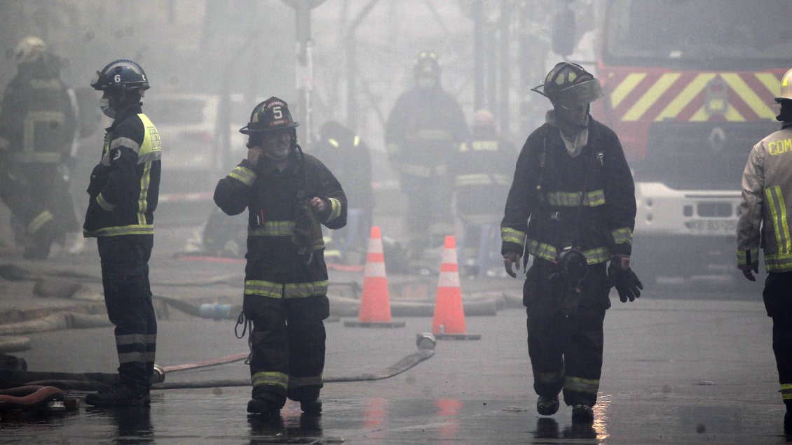 Nuevo incendio en Iquique a dos cuadras del siniestro que arrasó casas en Laguna Verde
