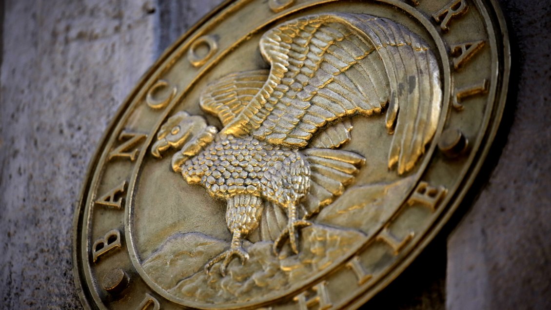 Expertos proyectan un menor crecimiento y que la tasa de interés seguirá subiendo