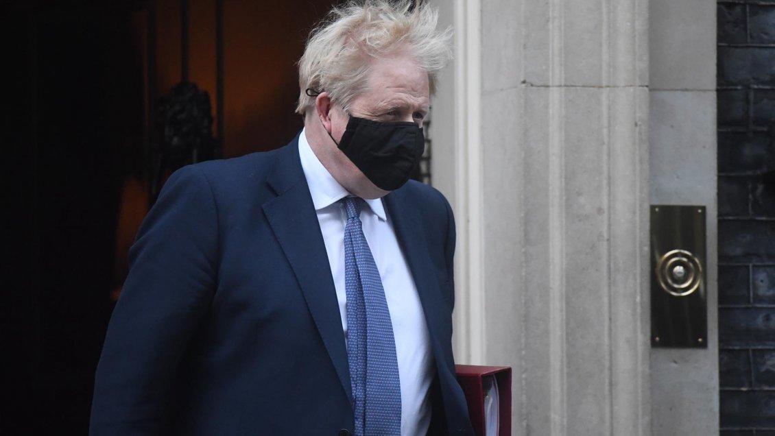 Revelación sobre fiesta en confinamiento golpea la alicaída figura de Boris Johnson