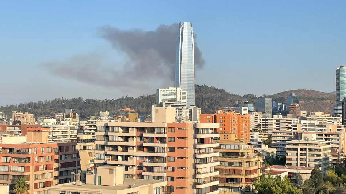 Incendio consumió dos viviendas cercanas al Cerro San Cristóbal en Recoleta