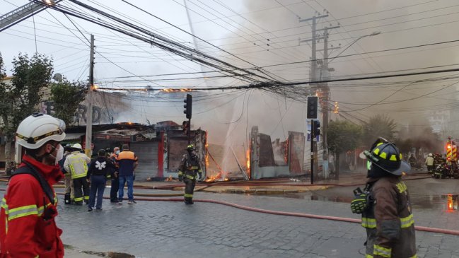 Incendio afectó a 11 locales comerciales en Viña del Mar