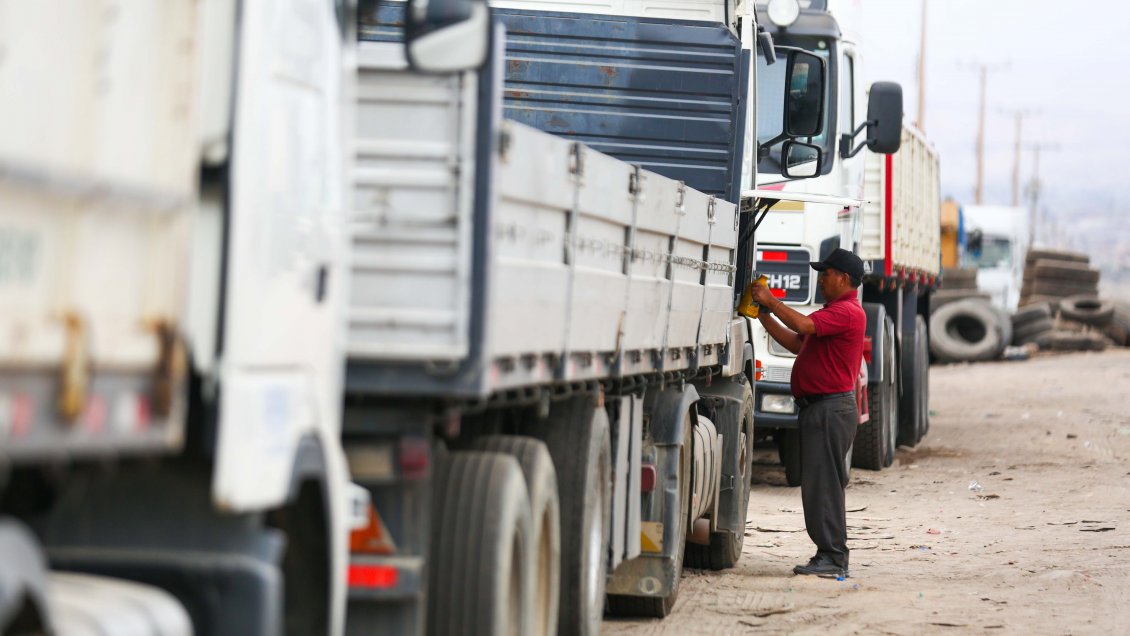 Retraso en la toma de PCR mantiene a 1.500 camiones bolivianos en la frontera de Arica