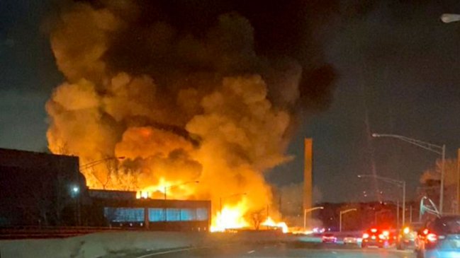 Una planta química arde en Nueva Jersey desde el viernes