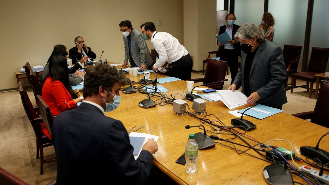 Presos del estallido: Comisión de Constitución del Senado aprobó cambiar indulto a 