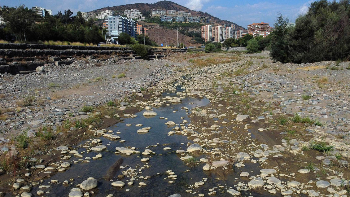 Superintendente: Riesgo de racionamiento de agua en la zona oriente de Santiago 