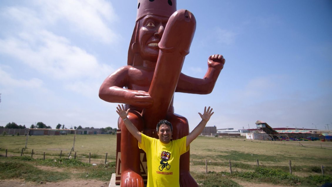 Vándalos destruyeron estatua con enorme falo instalada en Perú