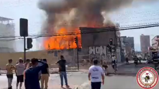 Antiguo inmueble es afectado por incendio en Antofagasta