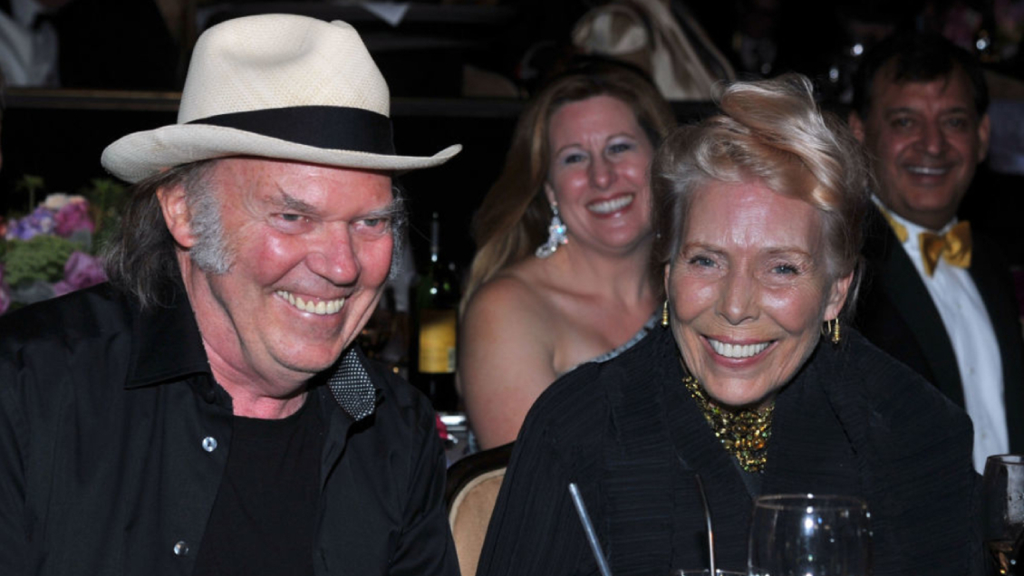 Joni Mitchell sigue a Neil Young y pide retirar su música de Spotify