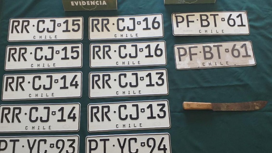 Sujetos fueron detenidos con machete, patentes y una planta de marihuana a bordo de un vehículo