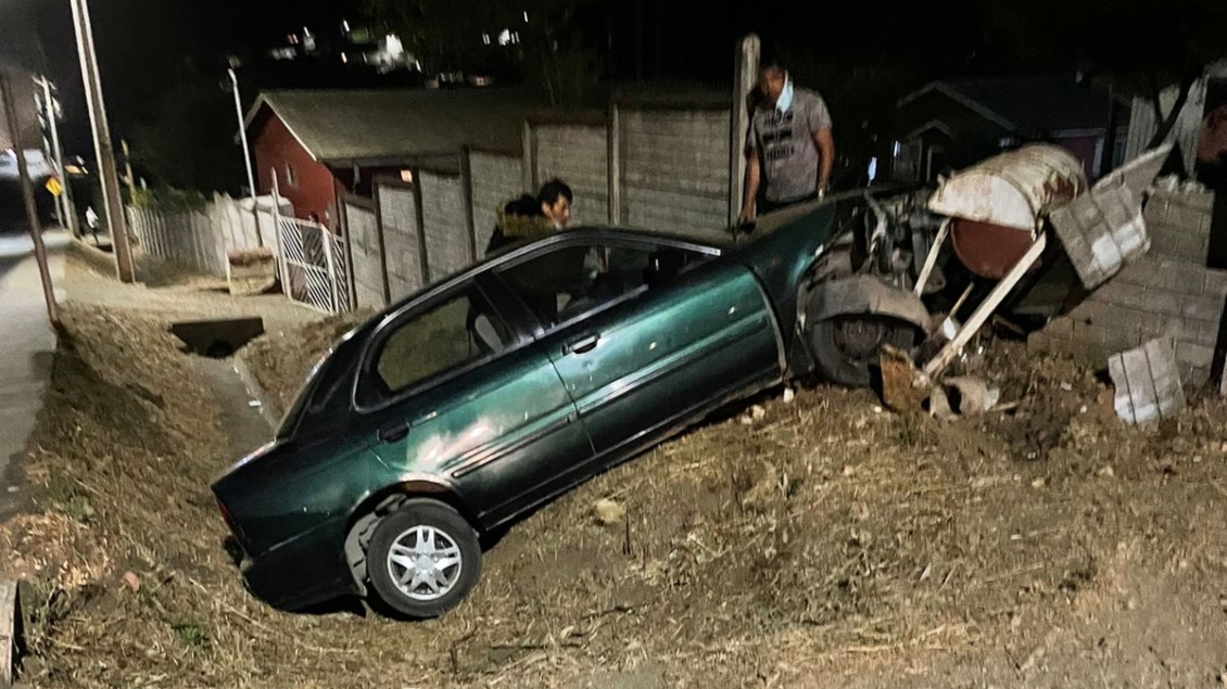 Pelluhue: Sujeto atropelló a un adolescente y chocó con el muro de una casa al darse a la fuga