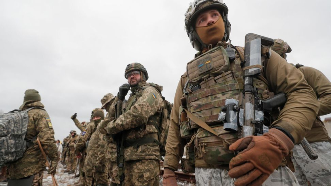 Presidente de Ucrania ordenó aumentar el Ejército en 100.000 soldados