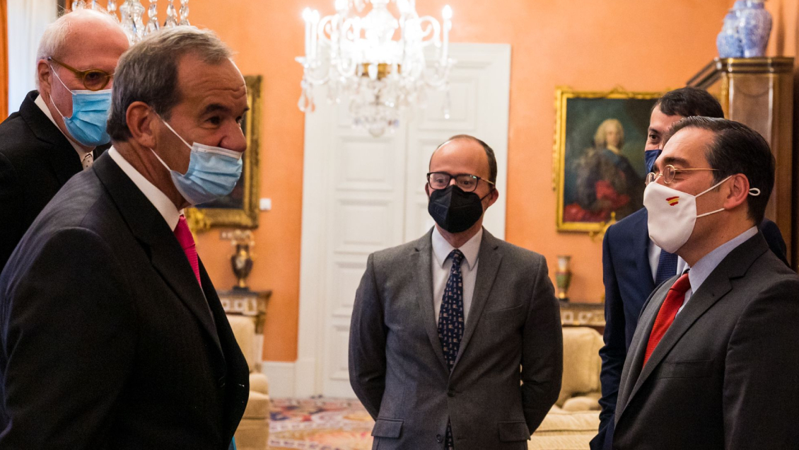 En plena crisis migratoria, canciller Allamand reapareció en España