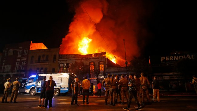 Controlan violento incendio en antiguo edificio de Valparaíso: 13 locales destruidos