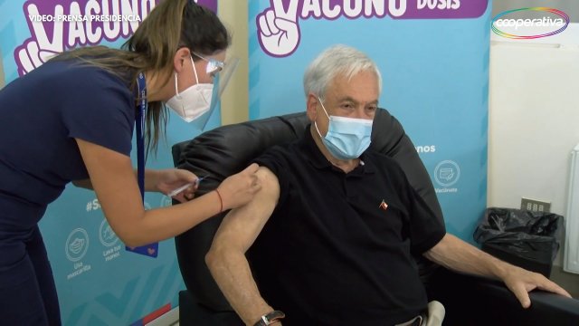 Piñera recibió en Futrono su cuarta vacuna contra el Covid-19