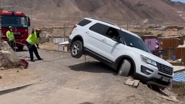 Bomberos rescató a conductor a punto de desbarrancar en Antofagasta