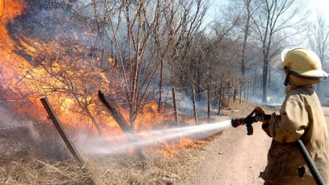 Incendio forestal activo desde la noche del martes mantiene en alerta roja a El Carmen