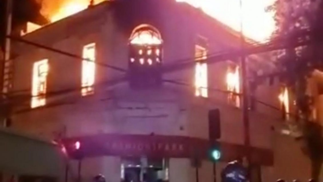 Incendio destruyó histórico inmueble en que operaban dos locales comerciales en Curicó
