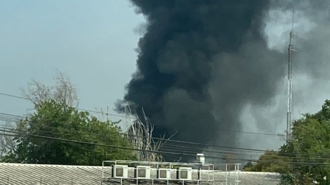 Bomberos controló incendio en fábrica de plásticos en San Miguel