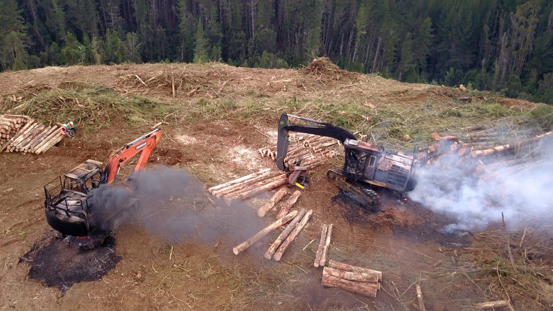 Ataque incendiario: queman maquinarias agrícolas de una bodega en La Araucanía