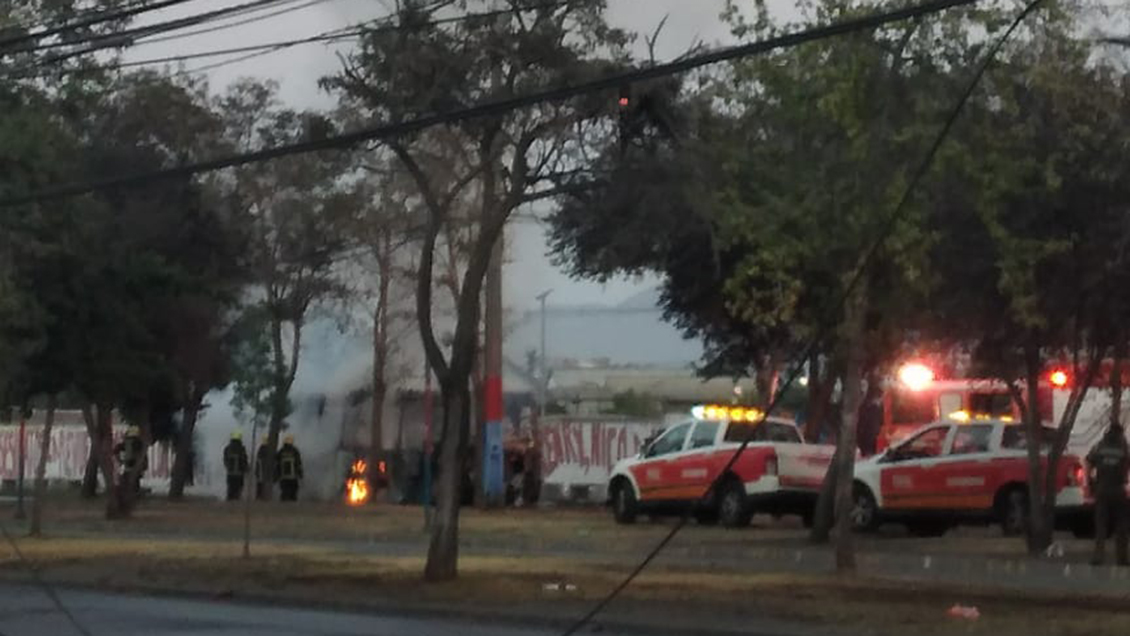 Bus del Transantiago fue quemado en Villa Francia