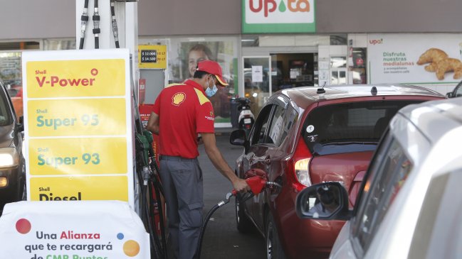 Largas filas en bencineras debido al bloqueo de las rutas en Antofagasta