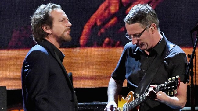 Guitarrista de Pearl Jam defiende a Mötley Crüe en polémica con Eddie Vedder