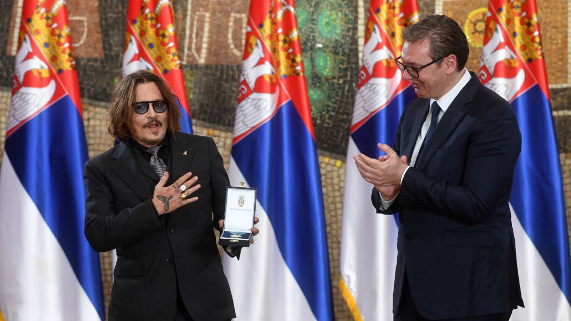 Johnny Depp fue condecorado por el Presidente de Serbia