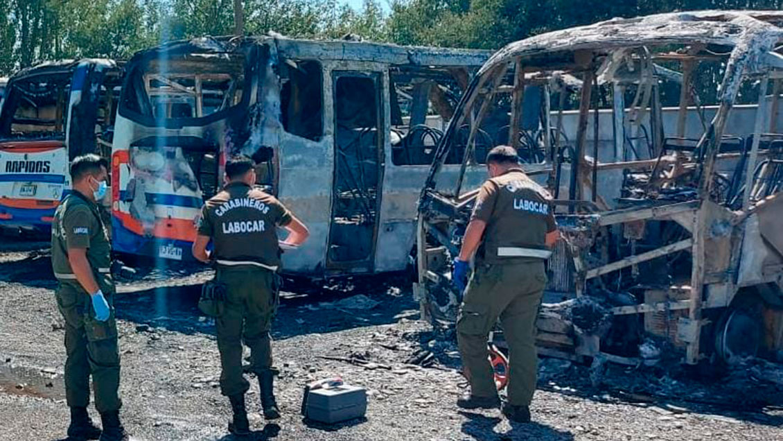 Carabineros investiga incendio que destruyó siete taxibuses en Chillán