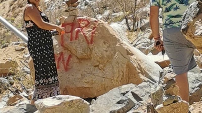 Pareja fue sorprendida rayando petroglifos en los cerros del Valle del Elqui