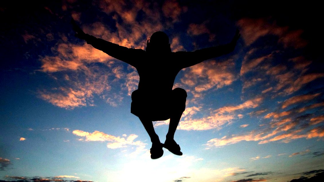 Delincuente se lanzó desde un tercer piso tras maniatar y apuntar con un arma a mujer embarazada