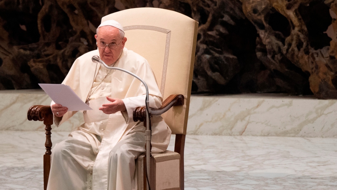 El papa defiende el celibato, pero afirma que requiere 