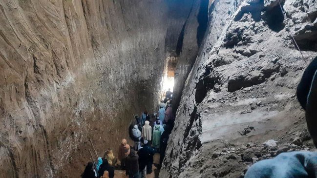 Afganistán trabaja contra reloj para rescatar a un niño de seis años atrapado en un pozo