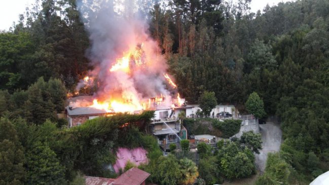 Siniestro afectó una vivienda en San Pedro de la Paz y derivó en un incendio forestal
