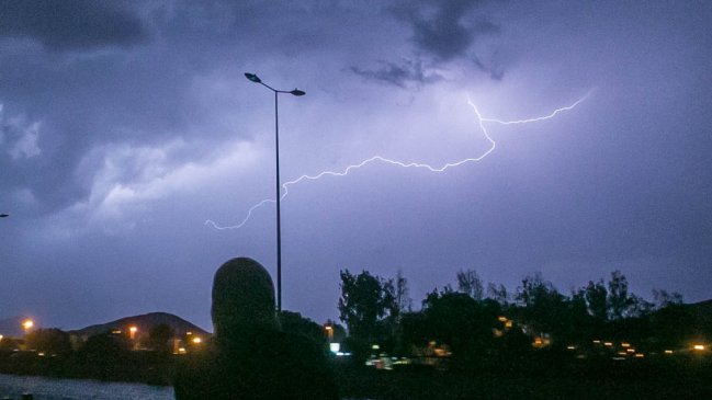 Meteorología prevé tormentas eléctricas de Valparaíso al sur en las próximas horas