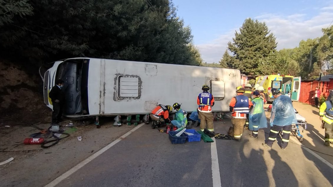 Bus con pasajeros volcó en el sector de Puente 2 en camino a Florida