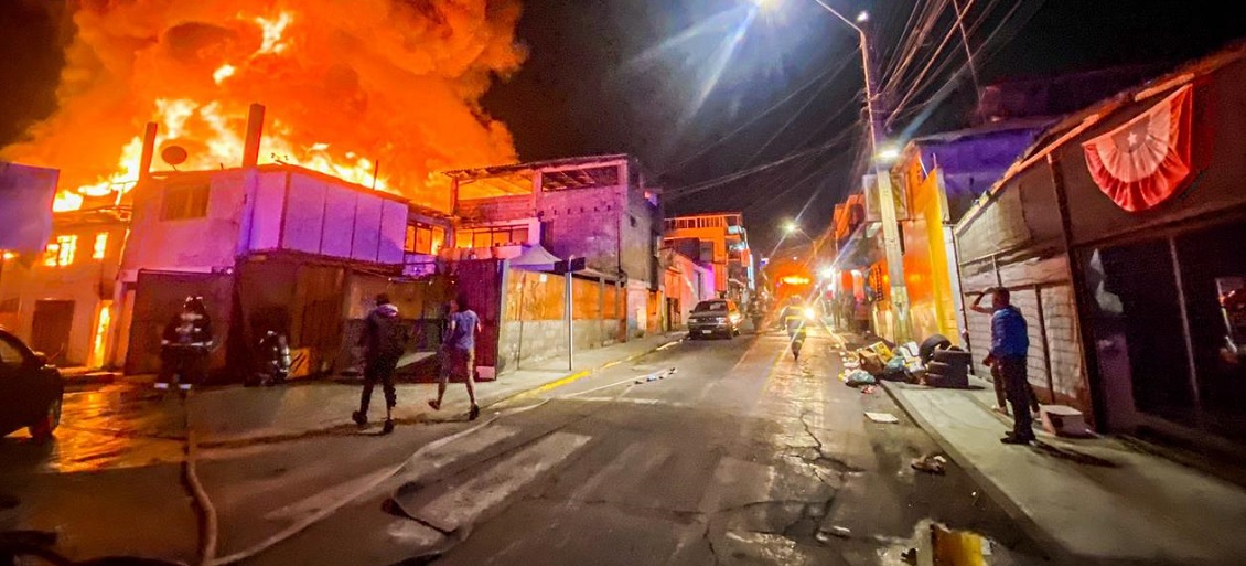 Incendio destruyó cuatro viviendas en Iquique y dejó más de 30 damnificados